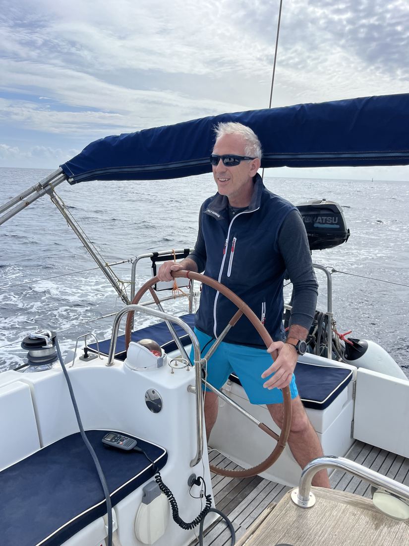 Franck Lamberet à la barre d'un voilier
