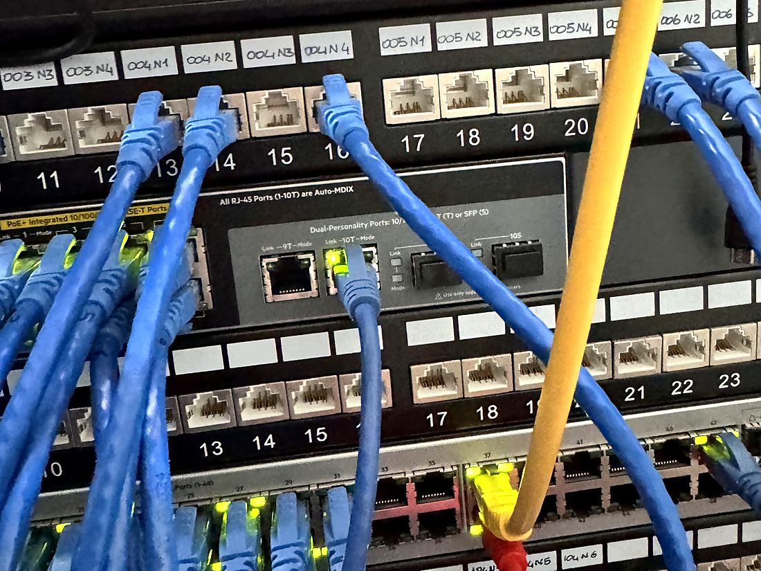 Network cabling on an onboard patch panel