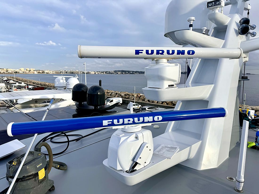 Antennes radar Furuno sur le mât d'un yacht