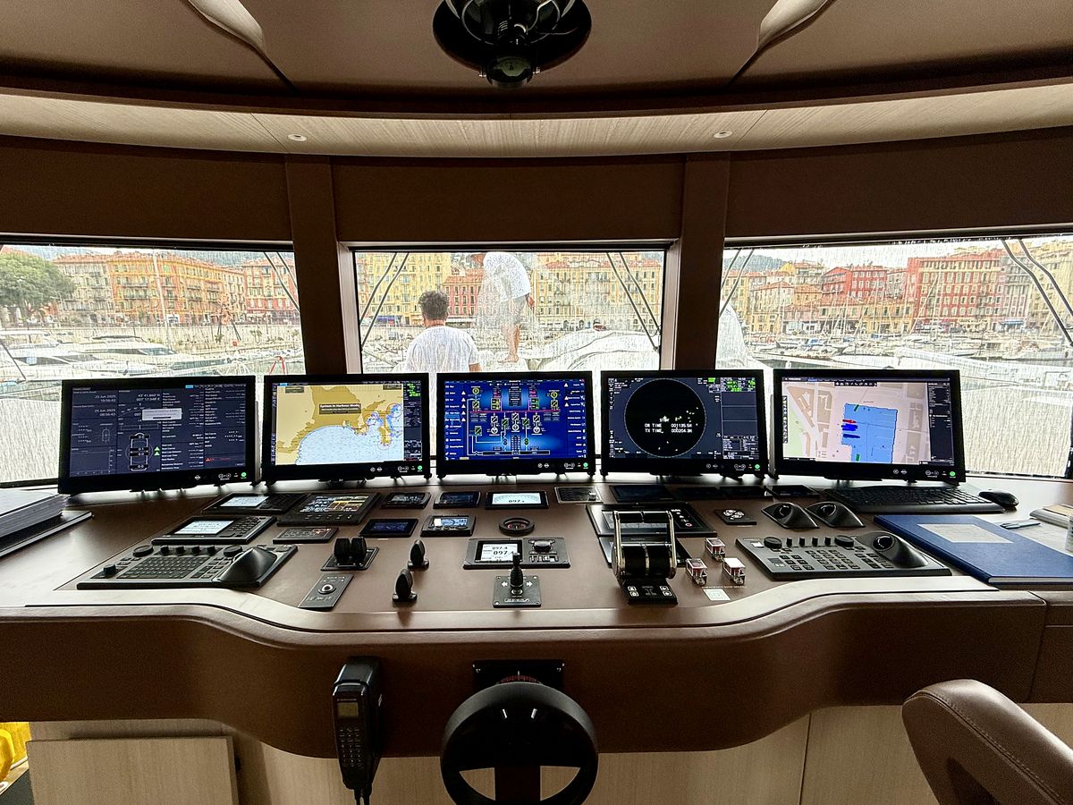Navigation bridge