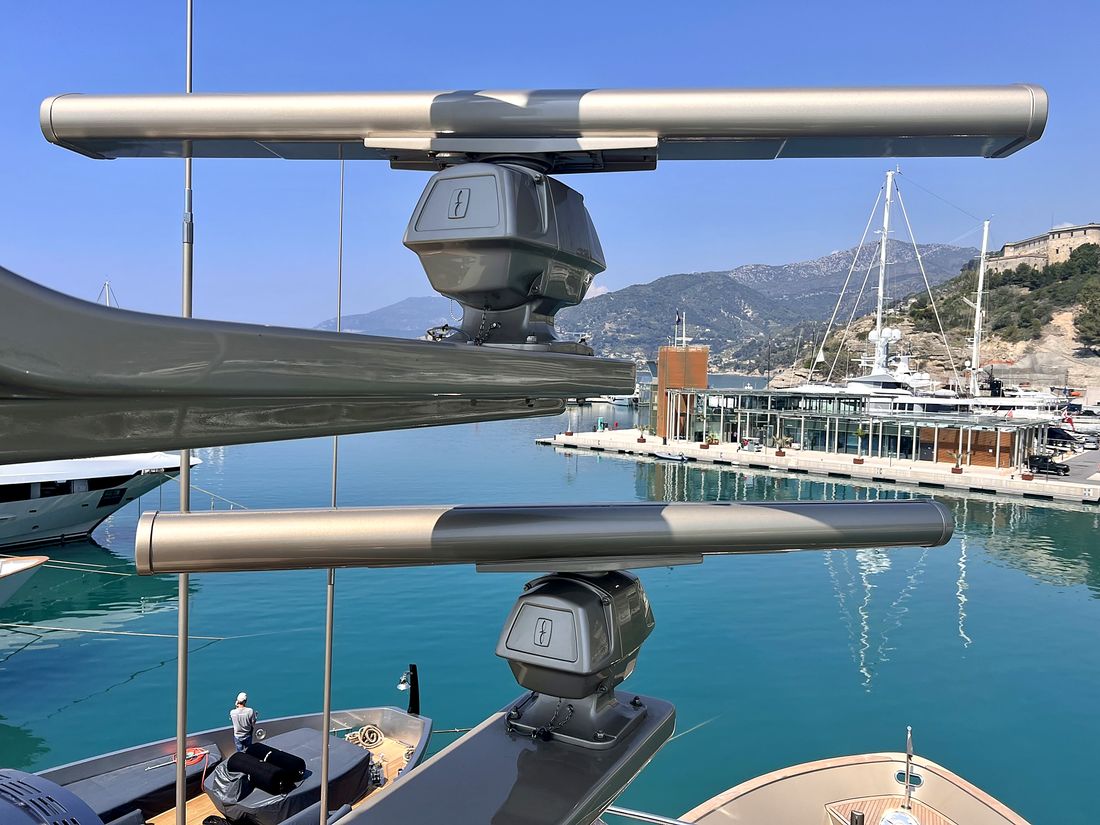 Radar antennas on the mast